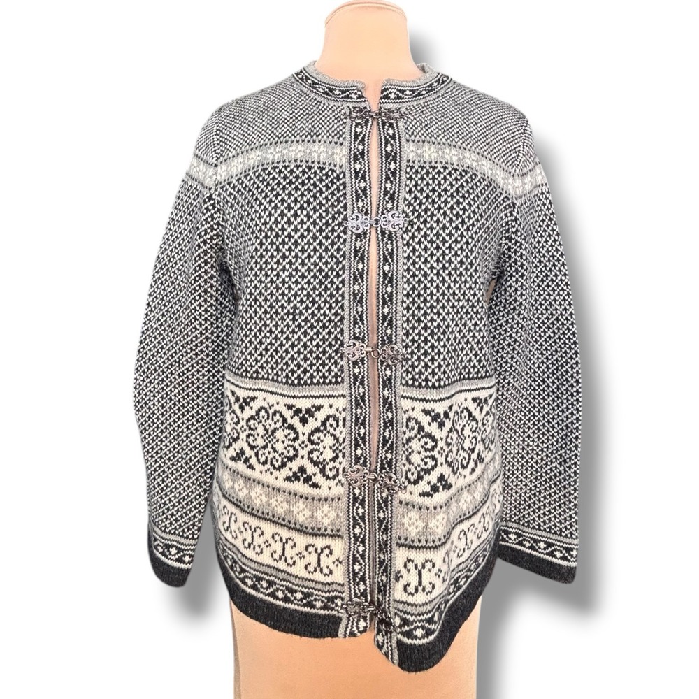 Skyr Nordic Wool Cardigan Sweater Black White Fair Isle Clasp Closure Alpine Ski
